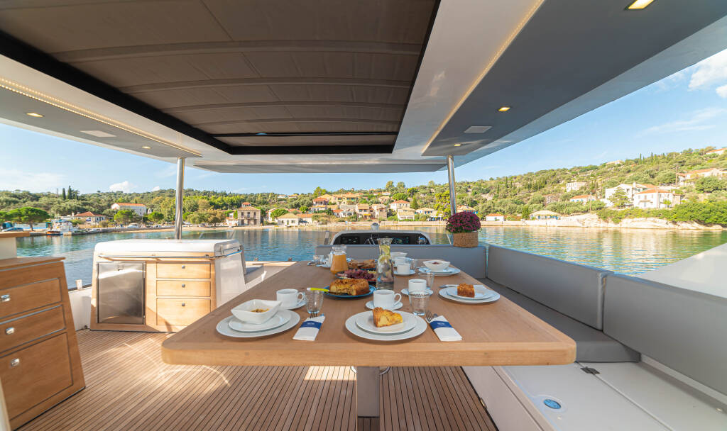 Power catamaran Aventura 50 Kamchatka