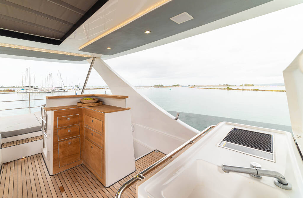 Power catamaran Aventura 50 Kamchatka