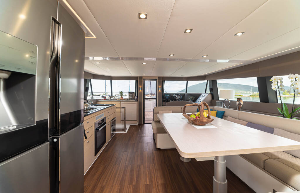 Power catamaran Aventura 50 Kamchatka