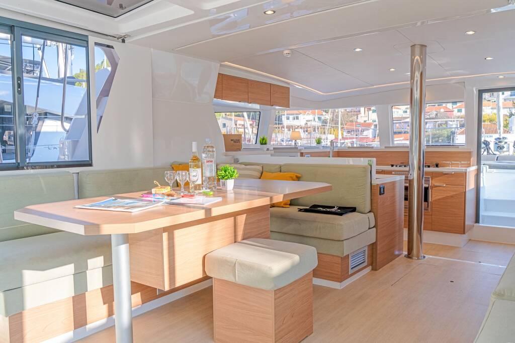 Katamaran Bali 4.2 First Spark