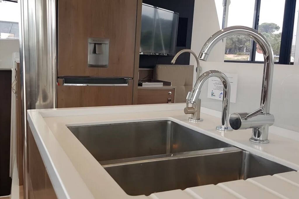 Catamaran Bali 4.2 Ziphius