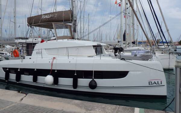 Bali 4.2 Blue Navy Lefkas main port