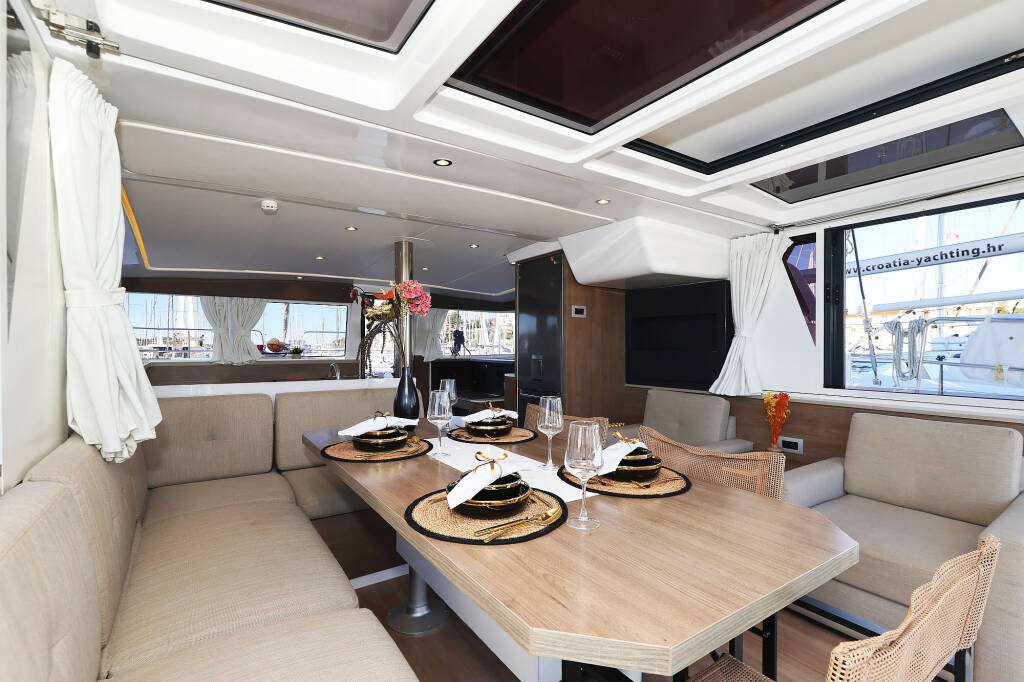 Katamaran Bali 4.2 Agma