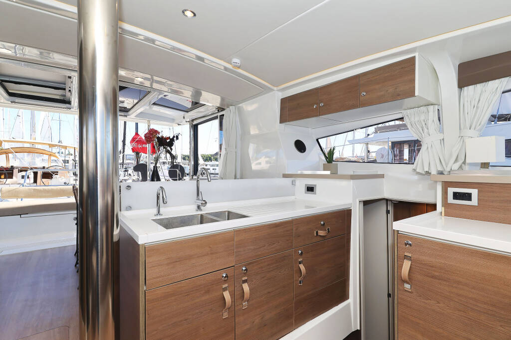 Katamaran Bali 4.2 Agma