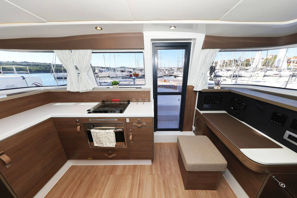 Katamaran Bali 4.2 Agma