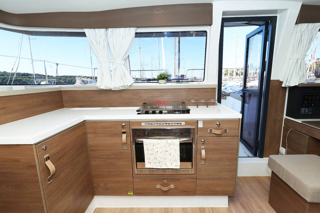 Katamaran Bali 4.2 Agma