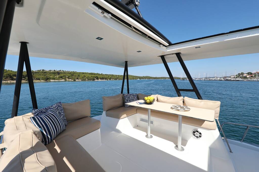 Power catamaran Bali 4.3 MY Sierra
