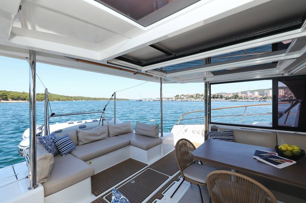 Power catamaran Bali 4.3 MY Sierra