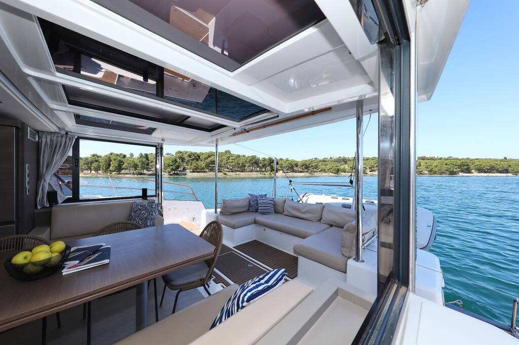 Power catamaran Bali 4.3 MY Sierra