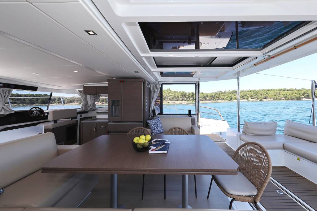 Power catamaran Bali 4.3 MY Sierra