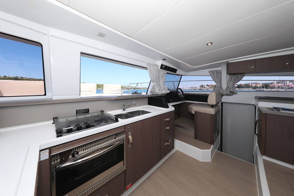 Power catamaran Bali 4.3 MY Sierra