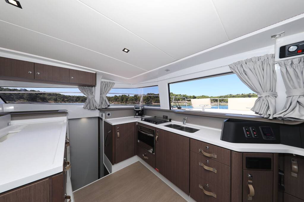 Power catamaran Bali 4.3 MY Sierra