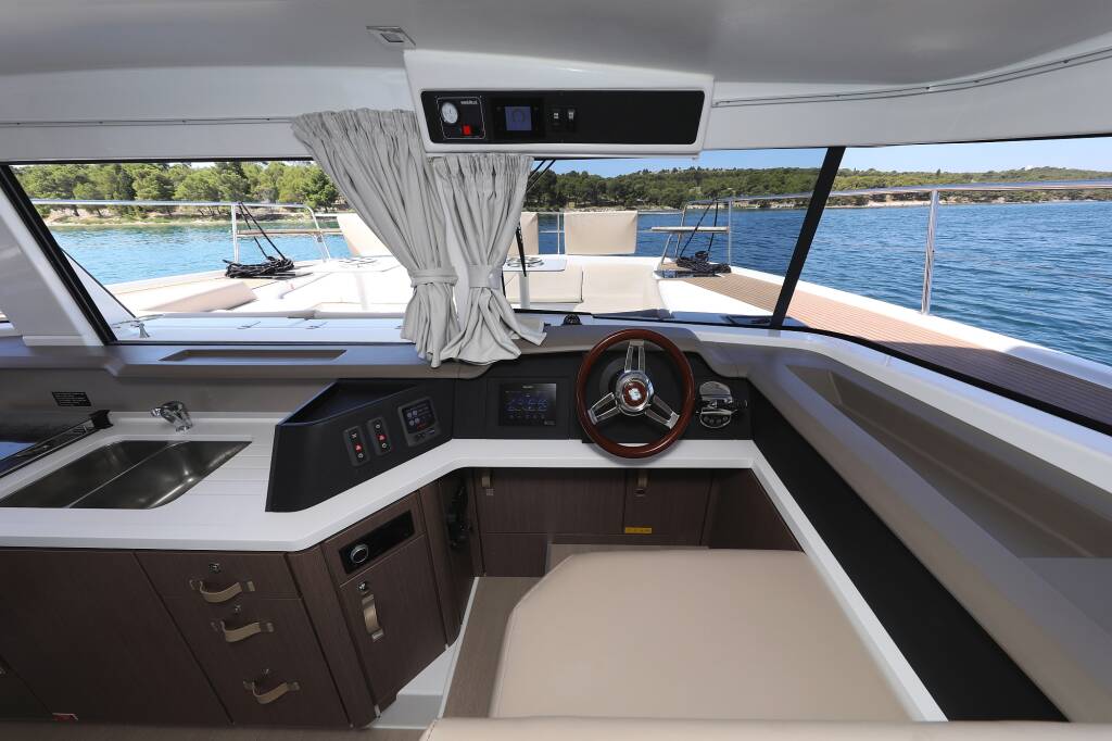 Power catamaran Bali 4.3 MY Sierra