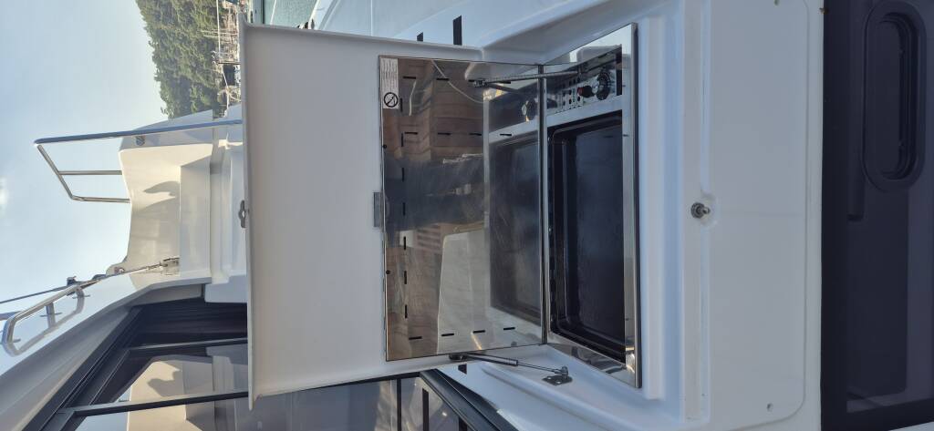 Katamaran Bali 4.6 Royal Salute