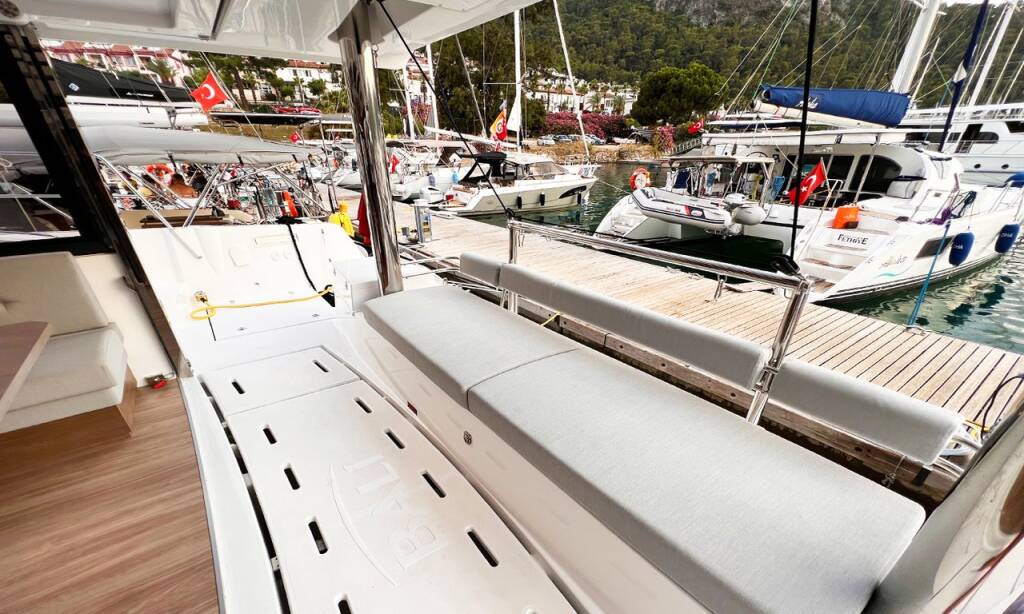 Catamaran Bali 4.8 OW Honour