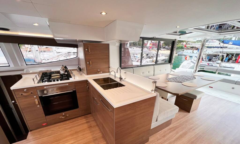 Catamaran Bali 4.8 OW Honour