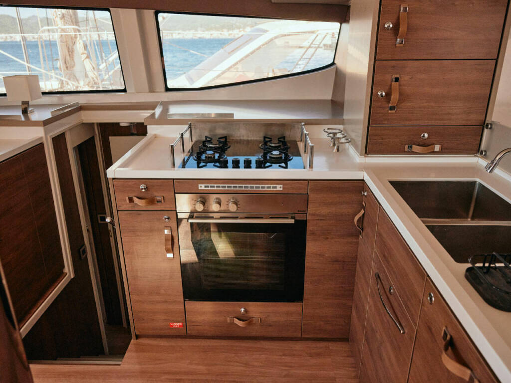 Katamaran Bali 4.8 Ediba Taurus