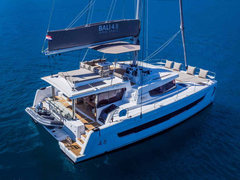 Katamaran Bali 4.8 Manul