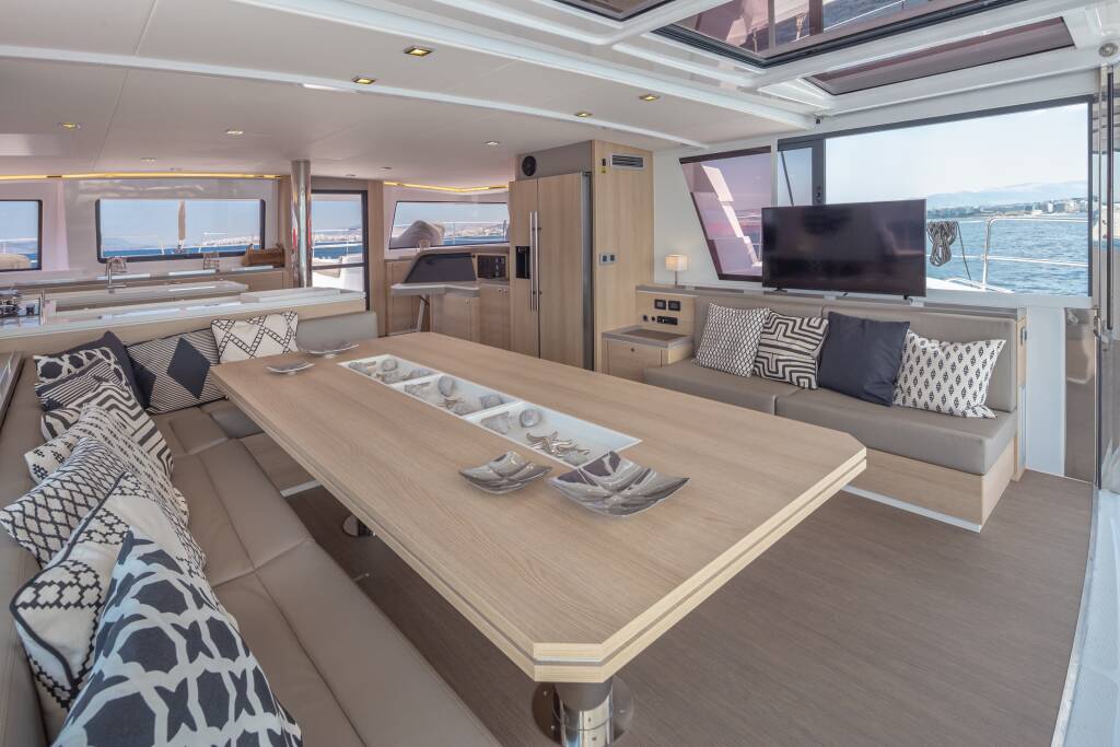 Catamaran Bali 5.4 License to Chill (crewed)