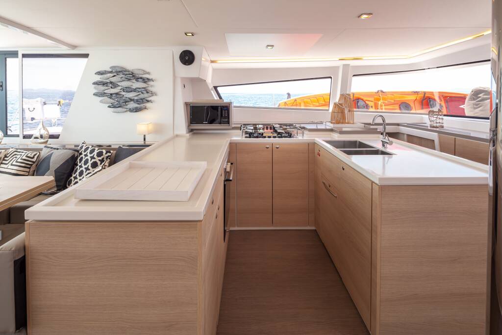 Catamaran Bali 5.4 License to Chill (crewed)