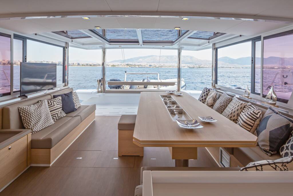 Catamaran Bali 5.4 License to Chill (crewed)