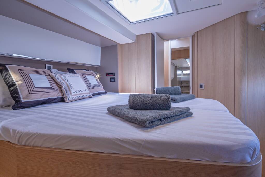 Catamaran Bali 5.4 License to Chill (crewed)