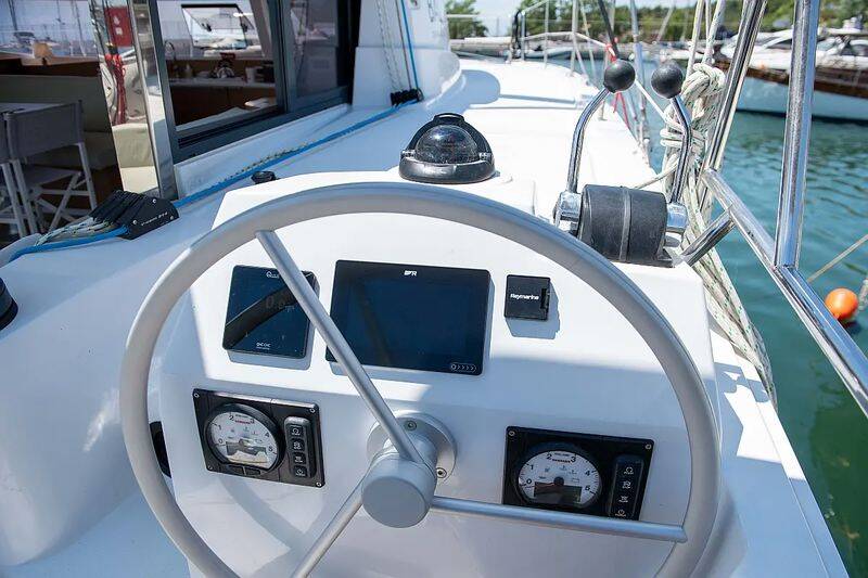 Katamaran Bali Catsmart Ela Thalasa III