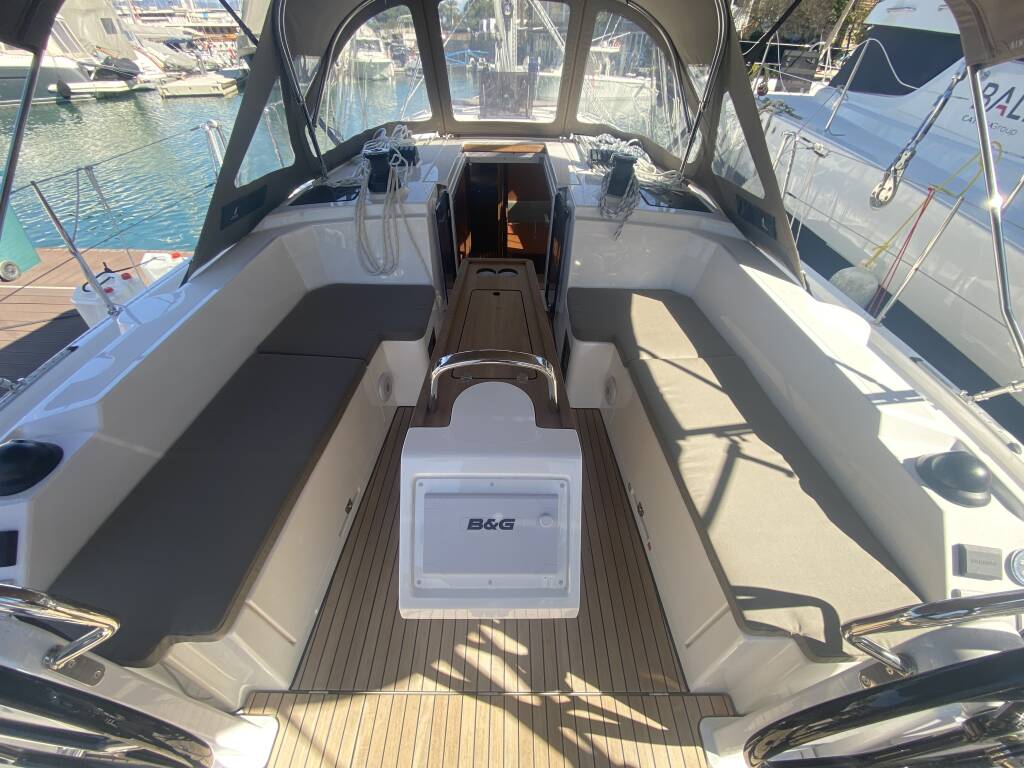 Sailing yacht Bavaria C38 Luna 3