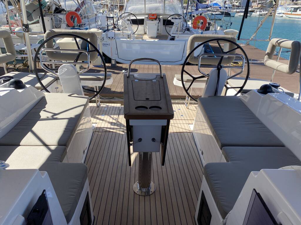 Sailing yacht Bavaria C38 Luna 3