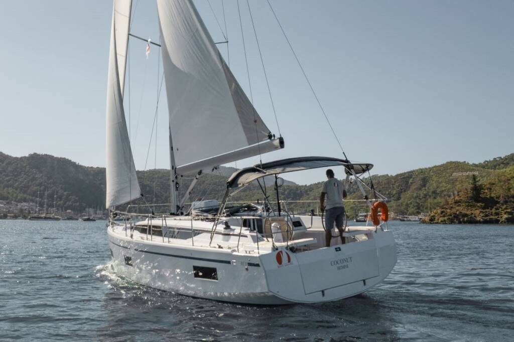 Sailing yacht Bavaria C38 Coconut