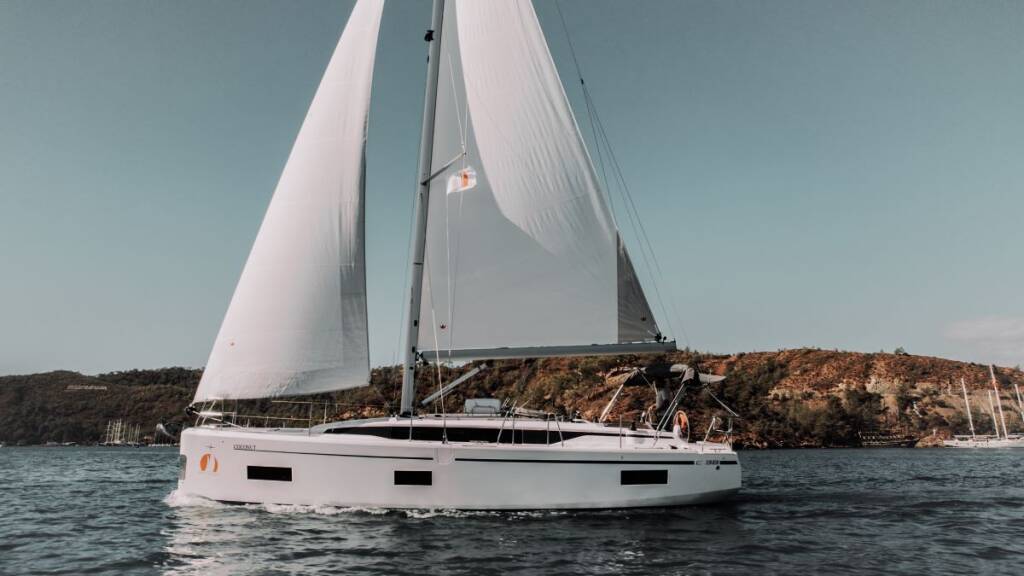 Sailing yacht Bavaria C38 Coconut