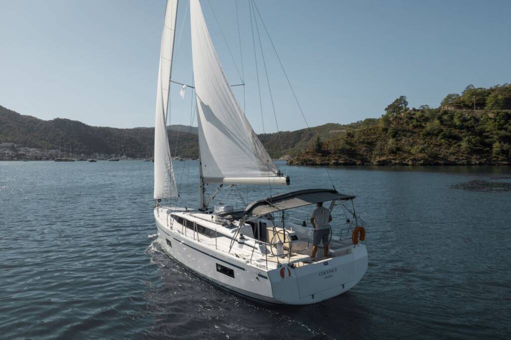 Sailing yacht Bavaria C38 Coconut
