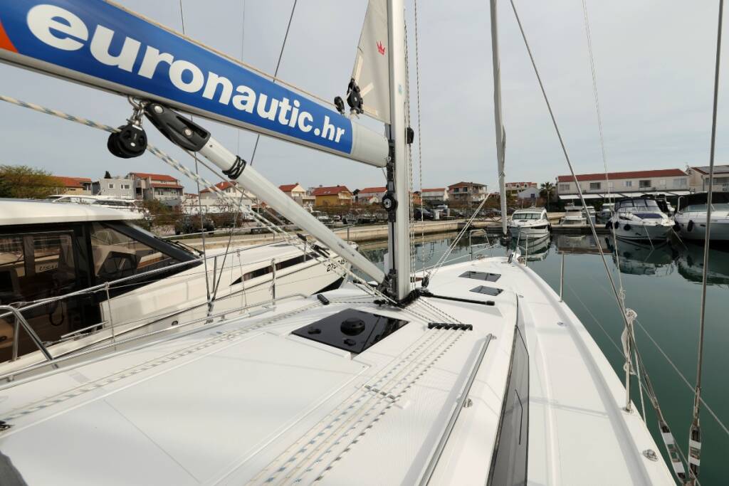 Sailing yacht Bavaria C38 Freewise