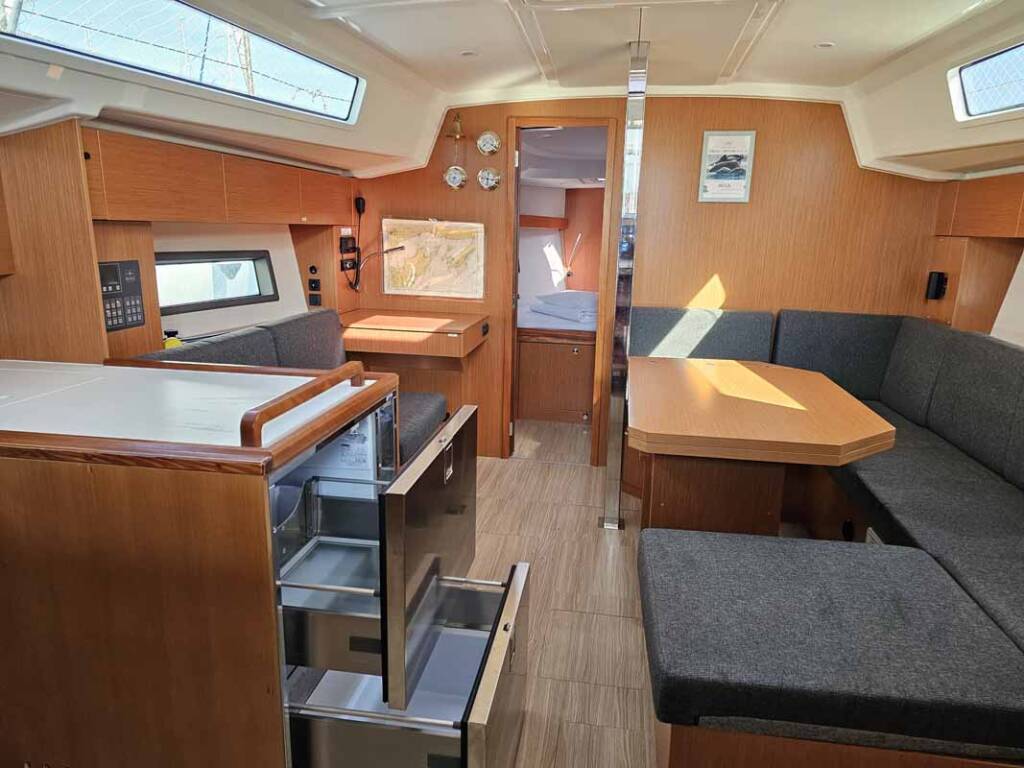 Sailing yacht Bavaria C42 Nola