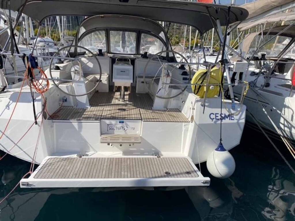 Sailing yacht Bavaria C42 Sideways
