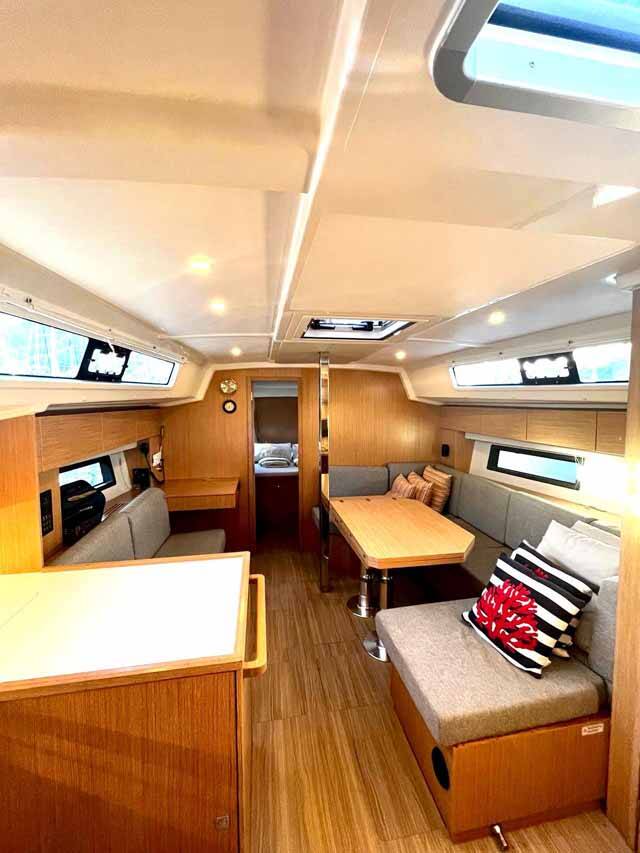 Sailing yacht Bavaria C42 Sideways