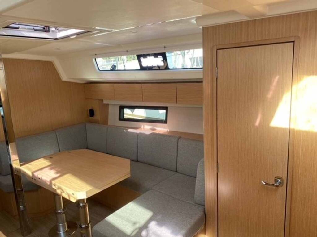 Sailing yacht Bavaria C42 Sideways