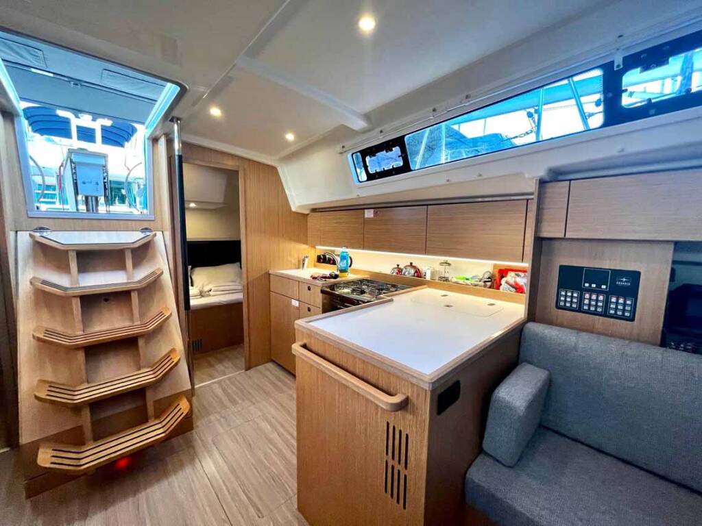 Sailing yacht Bavaria C42 Sideways