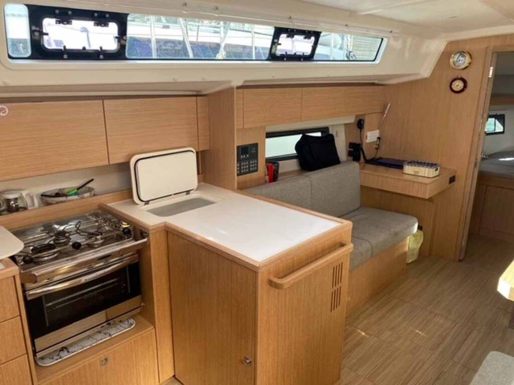 Sailing yacht Bavaria C42 Sideways