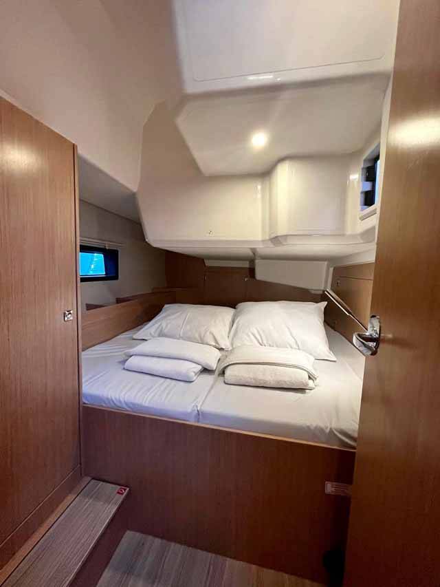 Sailing yacht Bavaria C42 Sideways