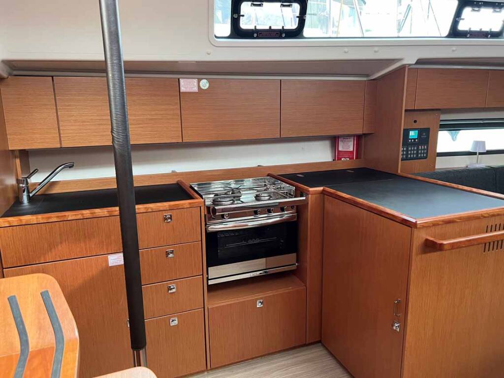 Sailing yacht Bavaria C42 Nava