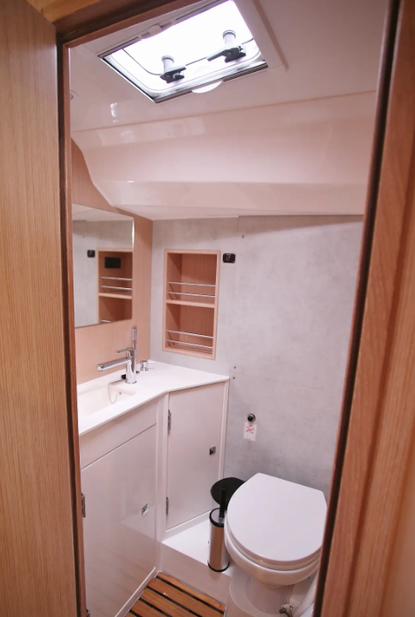 Sailing yacht Bavaria C42 Aqua
