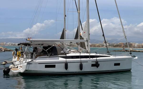 Bavaria C42 Blue Eyes
