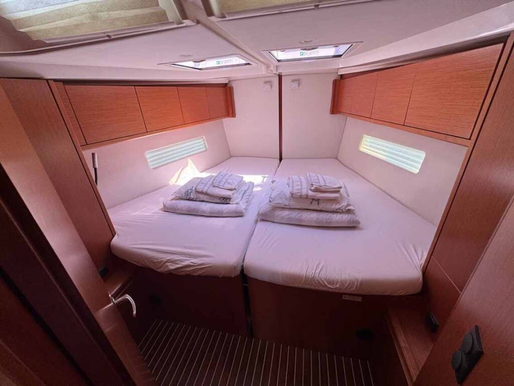 Sailing yacht Bavaria C45 Holiday Indigo
