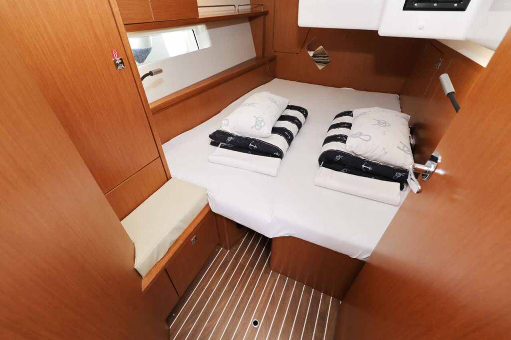Sailing yacht Bavaria C45 Holiday Indigo