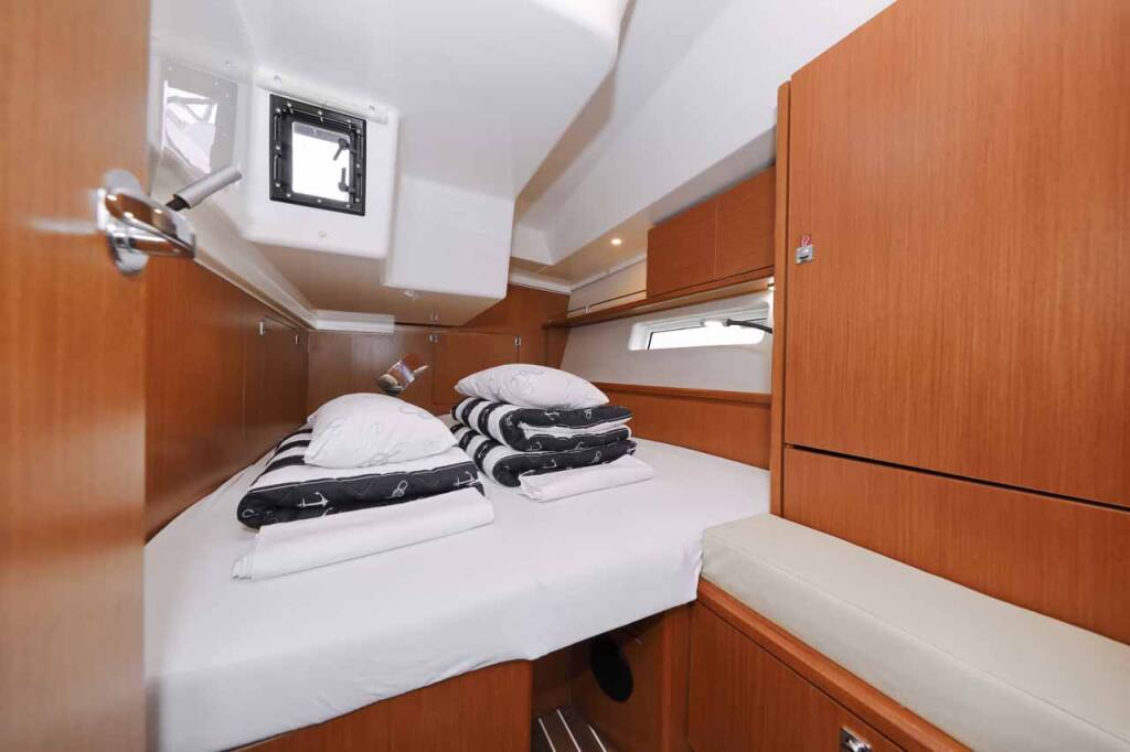 Sailing yacht Bavaria C45 Holiday Indigo