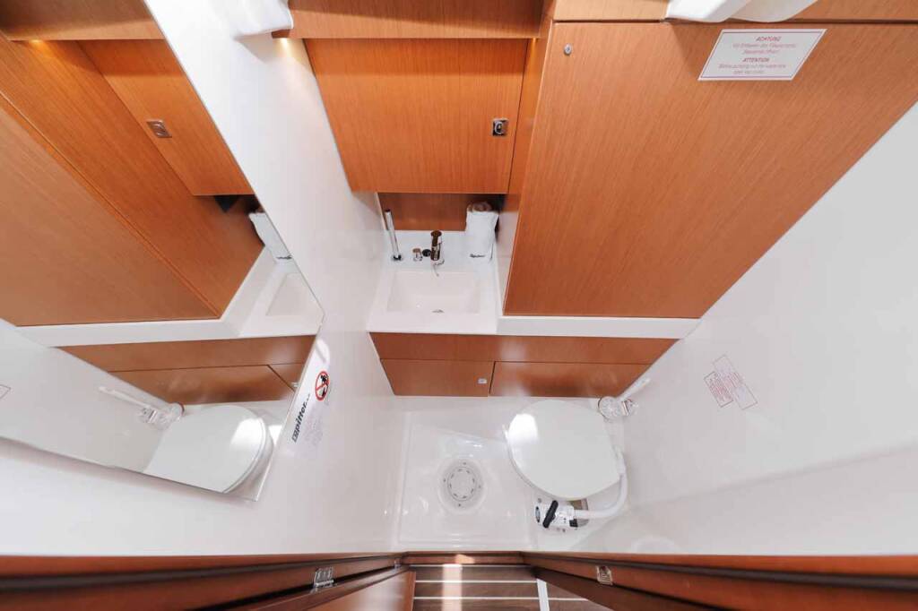 Sailing yacht Bavaria C45 Holiday Indigo