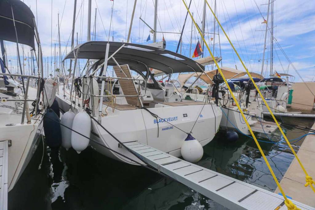 Sailing yacht Bavaria C45 Black Velvet