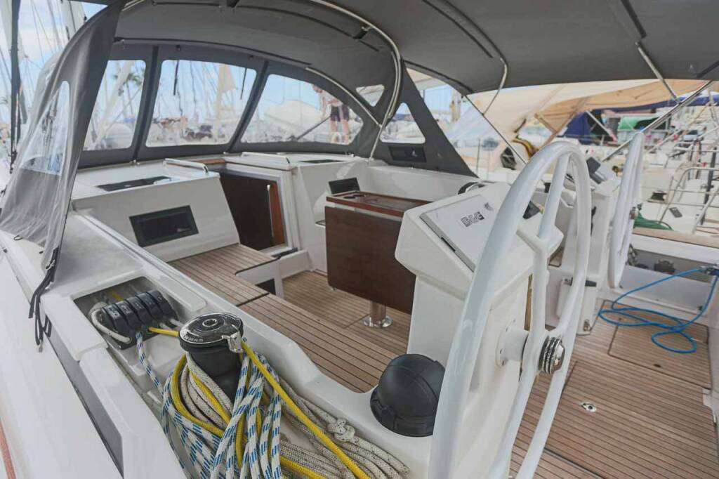 Sailing yacht Bavaria C45 Black Velvet