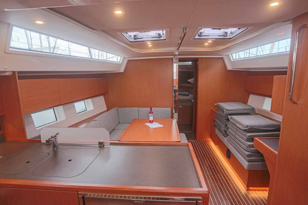 Sailing yacht Bavaria C45 Black Velvet